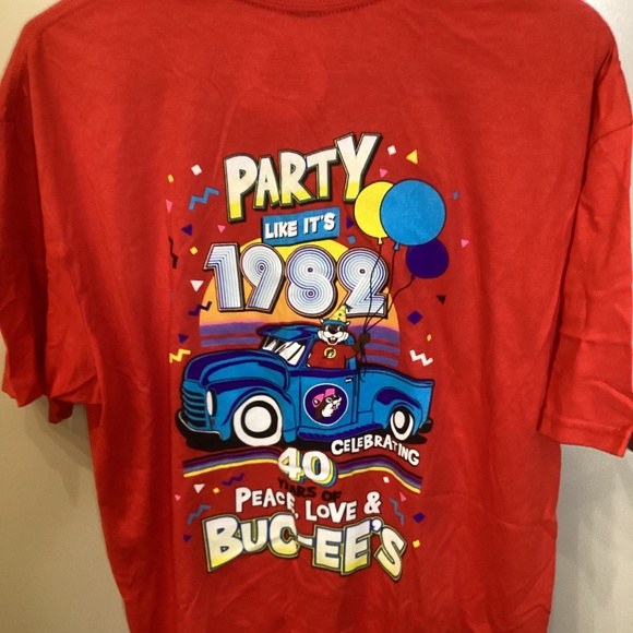 Buc-ees Red XL 40th Anniversary Party Like Its 1982 Beaver Peace Love Shirt - Picture 1 of 10